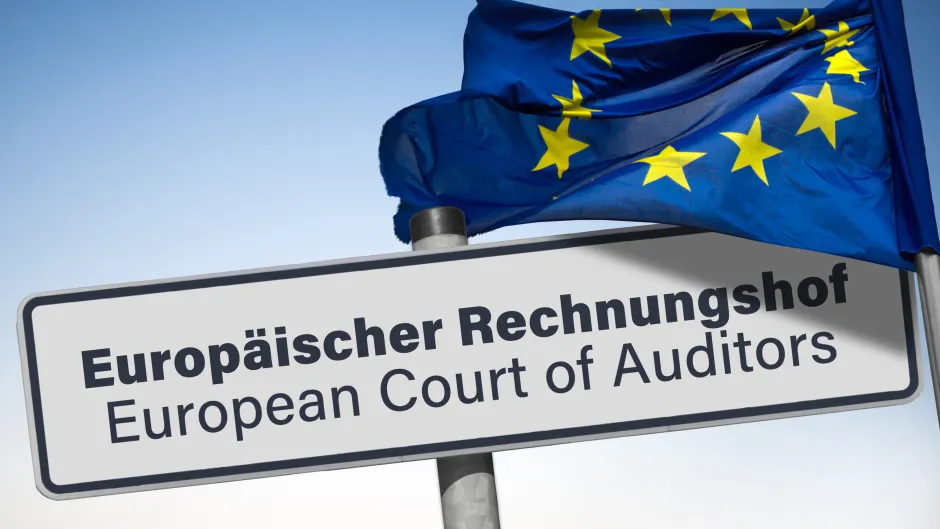 Symbolbild: weißes Verkehrsschild mit der Aufschrift Europäischer Rechnungshof